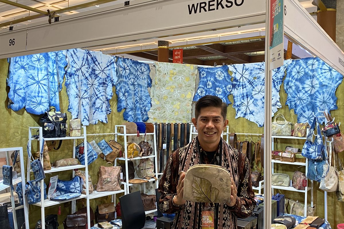 Tas kulit ecoprint milik Ardi Lada owner Wrekso Leather Goods, INACRAFT 2024