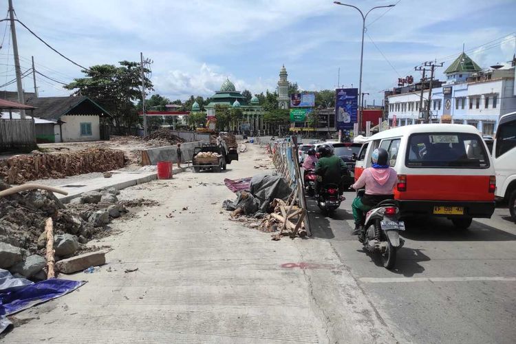 Pelebaran jalan di turunan Muara Rapak, Balikpapan hampir rampung.