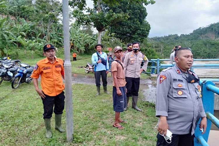 Kepala Polres Tasikmalaya meninjau Sungai Cilangla yang meluap dan menyebabkan banjir bandang di Desa Cikupa, Kecamatan Karangnunggal, Kabupaten Tasikmalaya, Senin (12/10/2020).