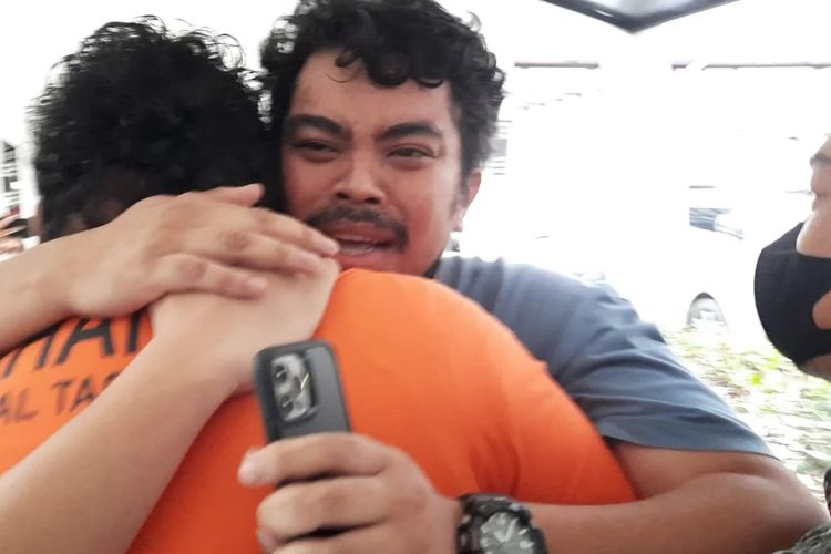 Komika Ananta Rispo saat memeluk Adiknya, Fico Fachriza, yang terjerumus kasus narkoba di Polda Metro Jaya, Jumat (14/1/2022).