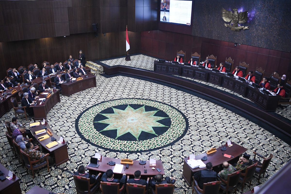 Suasana jalannya sidang putusan perselisihan hasil Pilpres 2024 di Gedung Mahkamah Konstitusi, Jakarta, Senin (22/4/2024). Mahkamah Konstitusi (MK) menolak seluruh permohonan calon presiden dan wakil presiden nomor urut 1 dan 3, Anies Baswedan-Muhaimin Iskandar dan Ganjar Pranowo-Mahfud MD dalam perkara Perselisihan Hasil Pemilihan Umum (PHPU) Pilpres 2024. 