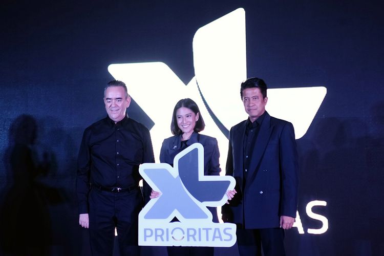 (ki-ka) Senior Advisor Postpaid & XL Center XL Axiata, Rashad Javier Sanchez , Brand Ambassador XL Prioritas, Dian Sastrowardoyo, VP XL Axiata Region Jabodetabek, Bambang Parikesit dalam acara peluncuran program Prioritas di Jakarta, Rabu (26/7/2017).