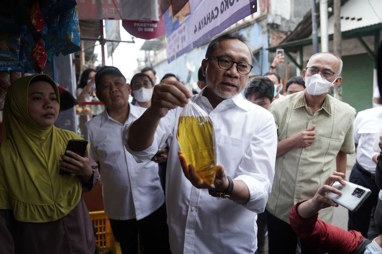 Menteri Perdagangan (Mendag) Zulkifli Hasan melakukan inspeksi mendadak (sidak) di Pasar Klender, Jakarta Timur, Rabu (22/6/2022) pagi.  Sidak itu dilakukan guna mengecek harga kebutuhan bahan pokok, termasuk minyak goreng. Selain Pasar Klender, pria yang akrab disapa Zulhas itu juga mendatangi dua toko di wilayah Jakarta Timur.