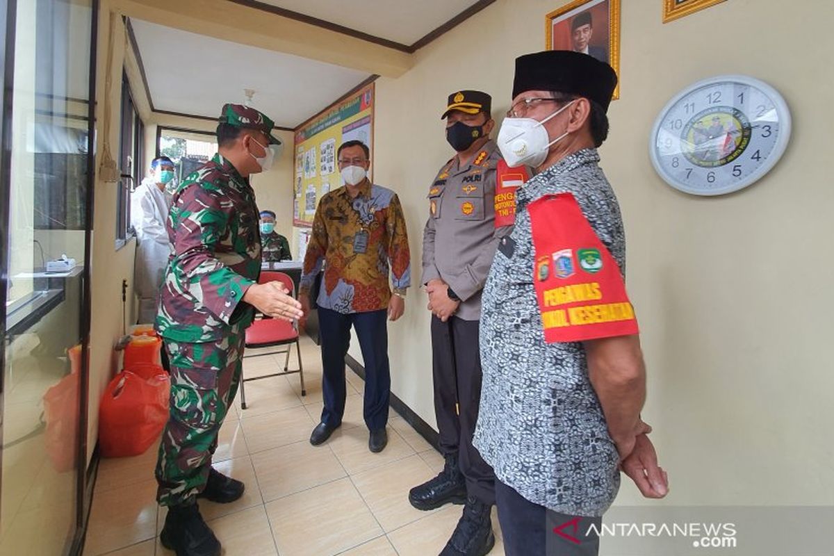 Peninjauan Posko Merah Putih untuk menekan kasus COVID-19 oleh Dandim 0501/JP BS Kolonel Inf Luqman Arief, Wali Kota Jakarta Pusat Dhany Sukma dan Kapolres Metro Jakarta Pusat Kombes Pol Hengki Haryadi di Petamburan III, Tanah Abang, Jakarta Pusat, Kamis (25/2/2021).