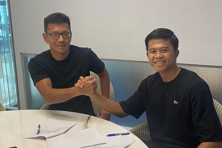 Edo Febriansah (kanan) bek kiri Timnas Indonesia menjalin kesepakatan kontrak dua tahun dengan Persib Bandung diwakili Direktur Persib Teddy Tjahjono (kiri). Kesepakatan diumumkan Senin (8/5/2023).