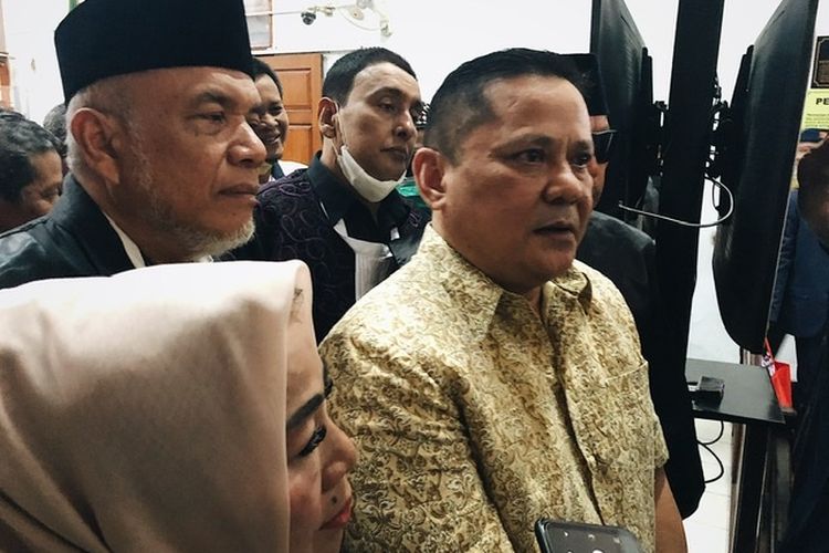 Terdakwa kasus dugaan penganiayaan pada Muhammad Kece, Irjen Pol Napoleon Bonaparte ditemui pasca persidangan di Pengadilan Negeri (PN) Jakarta Selatan, Kamis (7/4/2022). 