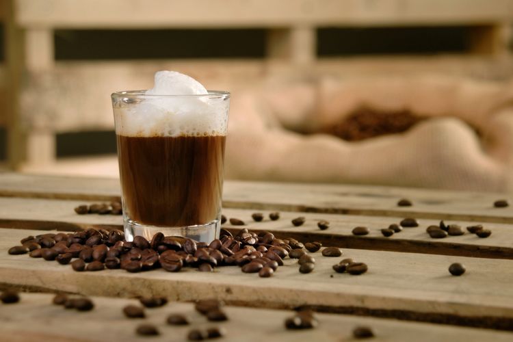 Macchiato yaitu jenis kopi yang terdiri dari espreso dan satu sendok buih susu atau susu panas. 