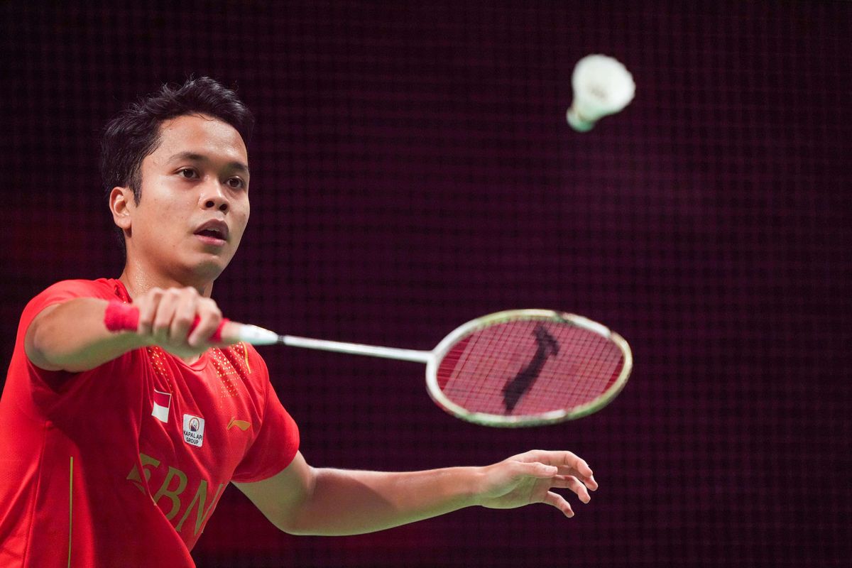 Pebulu tangkis Indonesia Anthony Sinisuka Ginting mengembalikan bola ke arah lawannya pebulu tangkis China Lu Guang Zu pada ajang Thomas Cup 2020 di Aarhus, Denmark, Minggu (17/10/2021). Indonesia berhasil menjuarai Thomas Cup 2020 setelah mengalahkan China dengan skor 3-0.