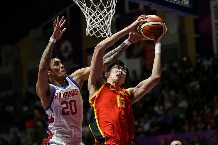 Pebasket China Zhou Qi (kanan) melakukan Lay-up saat melawan Filipina di pertandingan babak penyisihan grup D Asian Games ke 18 di Hall Basket Senayan, Jakarta Pusat, Selasa (21/8/2018). China menang dengan skor 82-80.