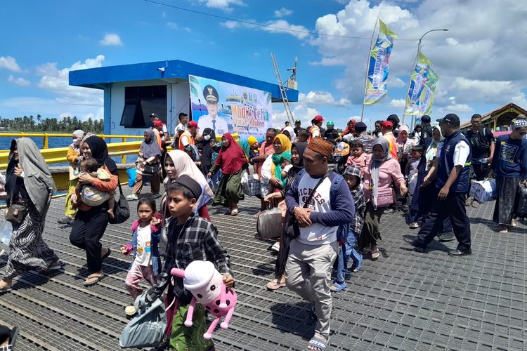 Pemudik di Pelabuhan Jangkar Kabupaten Situbondo Provinsi Jawa Timur.