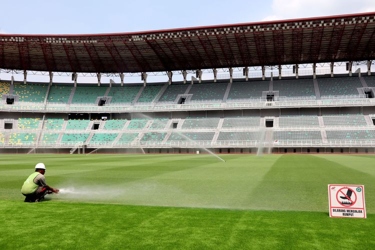 Seorang pegawai sedang melakukan penyiraman rumput Stadion Gelora Bung Tomo Surabaya yang akan menjadi salah satu venue babak penyisihan Piala Dunia U20 2023 mulai tanggal 20 Mei - 11 Juni 2023.