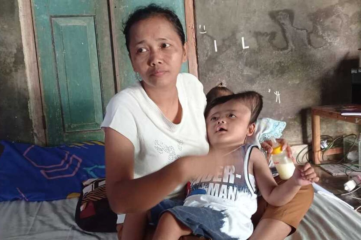 Kepalanya gepeng membesar Fadli Mukti Julianysah (4) menderita hidrosepalus sejak di dalam kandungan. Kesulitan biaya untuk terapi membuat Fadli hanya bisa tiduran diatas kasur.
