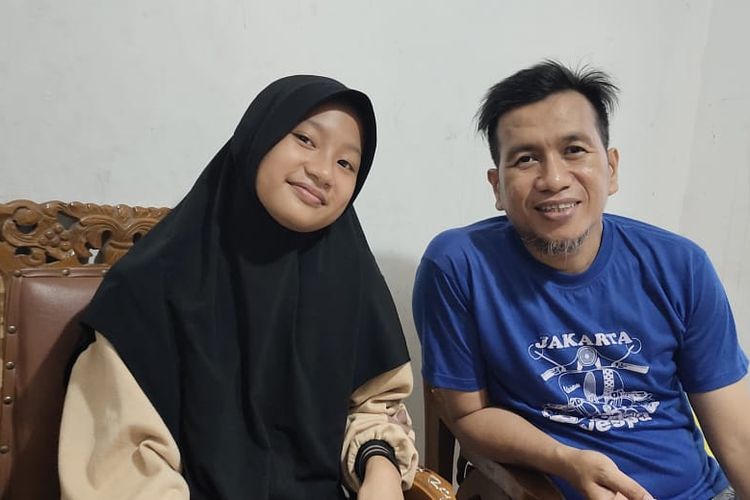 Muthia Syakira Ramla didampingi ayahnya, Bustami Ramzi saat diwawancarai Kompas.com di rumahnya di Kelurahan Tuah Madani, Kecamatan Tuah Madani, Kota Pekanbaru, Riau, Rabu (8/11/2023).
