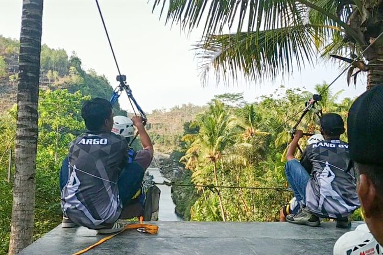 Tempat wisata Air Terjun Sri Gethuk di Gunungkidul, Yogyakarta.