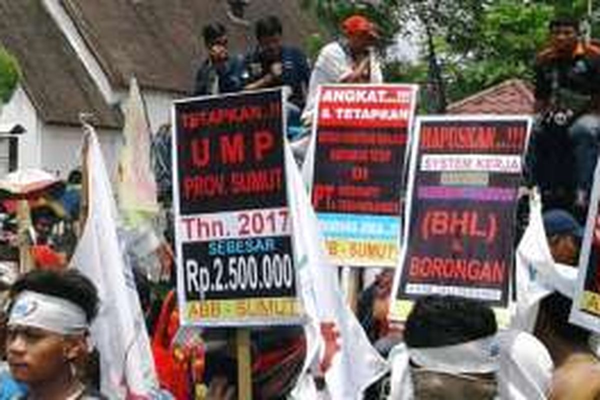 KOMPAS.com/ Mei Leandha - Ribuan buruh di Medan berunjukrasa menuntut dicabutnya tax amnesty dan PP Nomor 78 tentang Pengupahan, Kamis (29/9/2016)