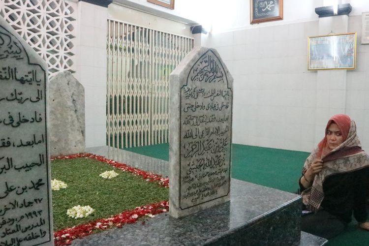 Makam Alhabsyi bin Abdurrahman Alhabsyi yang kerap didatangi peziarah. Adapun makam berada di dalam Masjid Al-Riyadh, Kwitang.