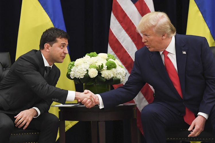 Presiden AS Donald Trump (kanan) berjabat tangan dengan Presiden Ukraina Volodymyr Zelensky saat keduanya bertemu di sela-sela Sidang Umum PBB, Rabu (25/9/2019).