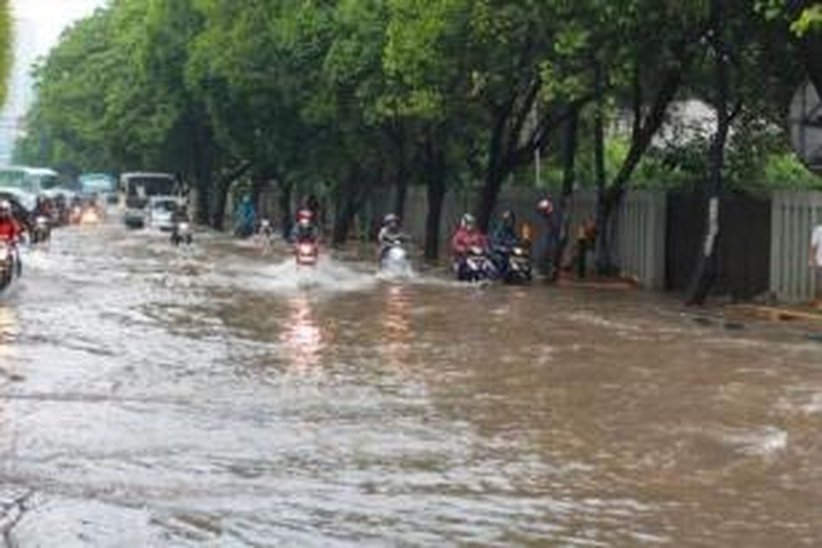 Banjir di depan Balai Kartini, dekat perempatan Kuningan.