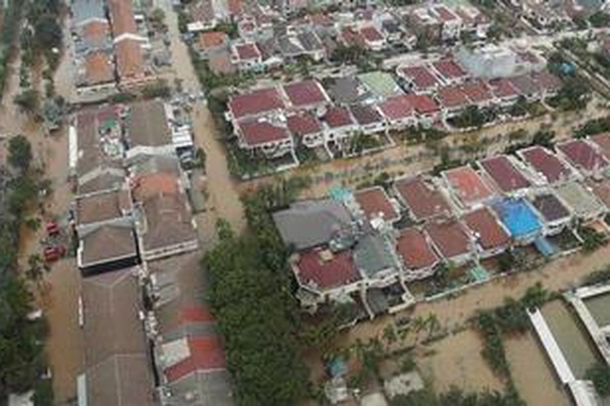 Kawasan pemukiman di daerah Kedoya yang berdekatan dengan saluran Mookervart tampak terendam banjir, Jakarta, Rabu (16/1/2013). Lewat pantauan udara bersama Polisi Udara Polda Metro Jaya dengan pilot Akp Ali Hasby, penerbang Suparno, dan Mekanik Briptu Agus Tri, dan TMC  Akp M.Salim Margie, tampak sejumlah lokasi di Das Sungai Ciliwung, dan Sungai Pesanggrahan terendam. Kemacetan tak terhindarkan di sejumlah ruas jalan.