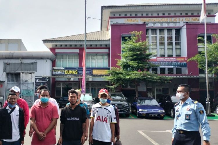 Ratusan narapidana di Lembaga Pemasyarakatan (Lapas) Kelas 2A, Salemba, Jakarta Pusat dinyatakan bebas karena sudah menjalani dua pertiga dari masa pidananya, Jakarta Pusat, Rabu (16/11/2022). ANTARA/Ulfa Jainita