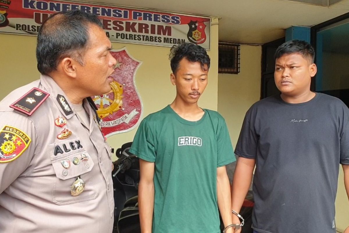 Kapolsek Helvetia Kompol Alex Piliang sedang menanyai dua pencuri sepeda motor dengan mengendarai mobil merk Pajero di Kota Medan, di Kantor Polsek Helvetia pada Rabu, 12 Juni 2024. 