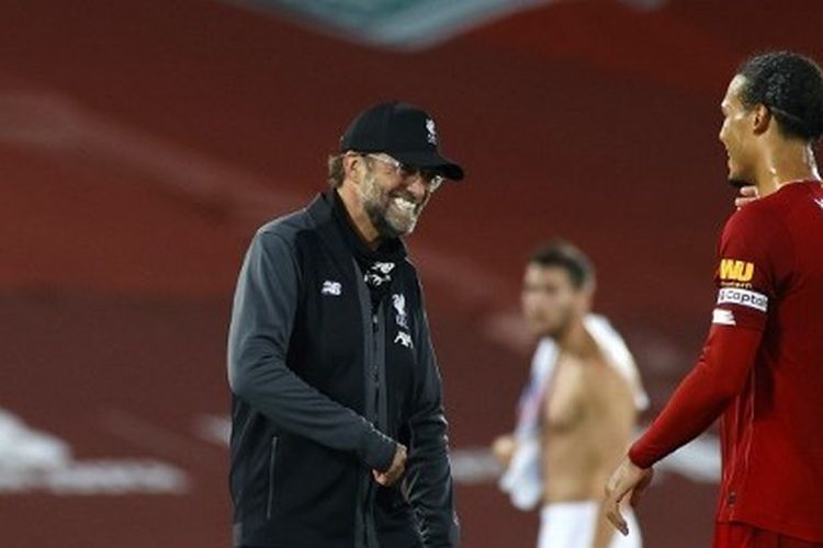 Pelatih Liverpool, Juergen Klopp, tertawa menyambut Virgil van Dijk.