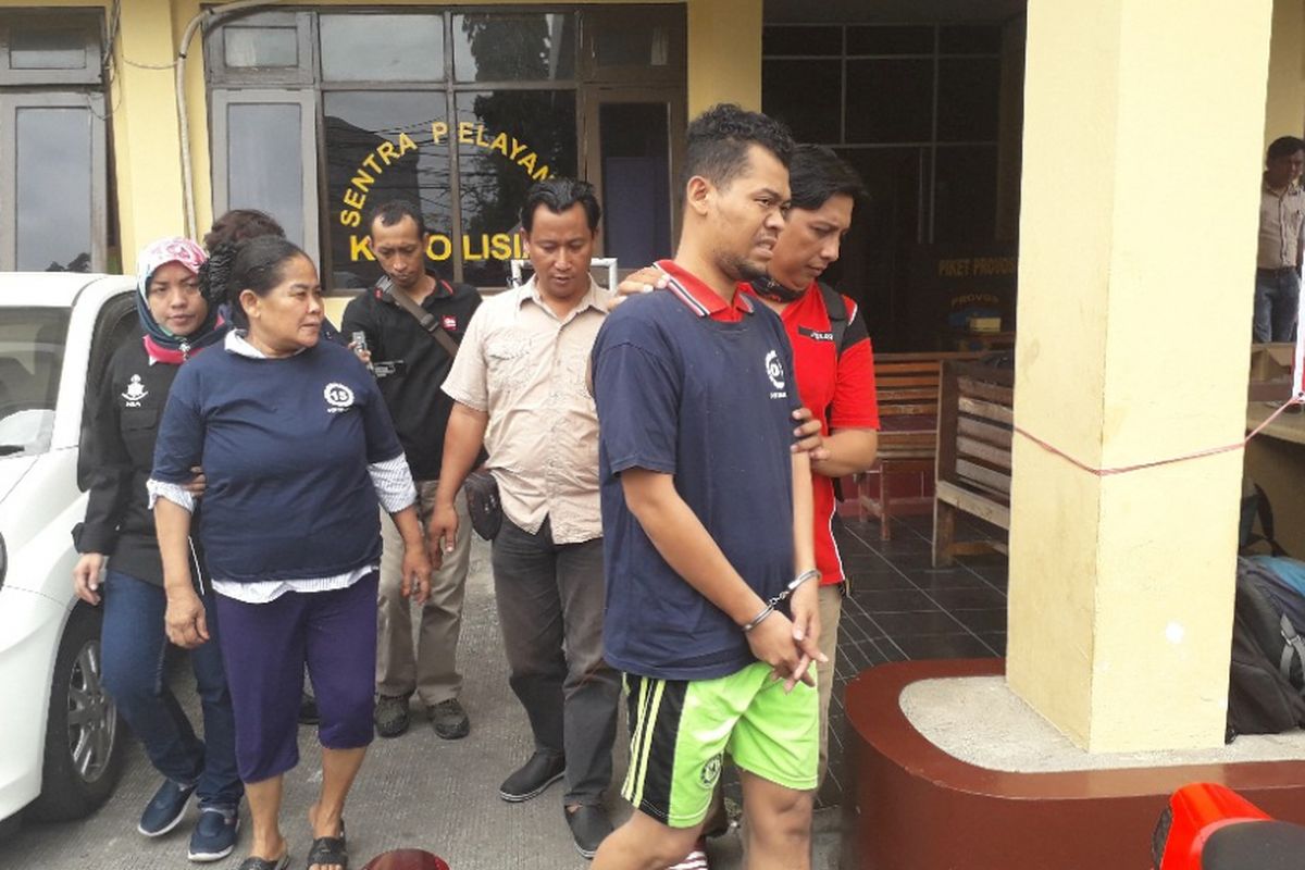 Ibu dan anak pemalsu buku nikah digiring polisi di Mapolsek Koja, Rabu (14/11/2018).