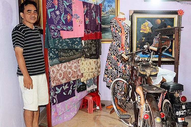 Ali Basha (42), salah satu warga di Kampung Batik, Kecamatan Rejomulyo, Kota Semarang, Jawa Tengah, Selasa (2/5/2017) menunjukkan ruangan yang nantinya akan menjadi galery batik hasil perajin setempat. Kampung Batik, merupakan satu dari puluhan kampung khas yang berbenah untuk pariwisata.