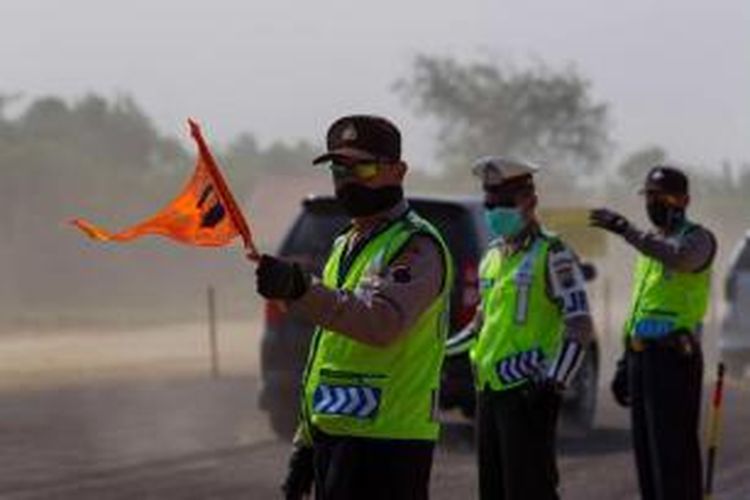 Polisi mengatur lalu lintas di ruas Tol Pejagan-Brebes, Jawa Tengah, saat arus mudik H-6 menjelang Lebaran, Sabtu (11/7/2015). Tol Pejagan-Brebes dioperasikan untuk mengurangi kemacetan arus mudik Lebaran Idul Fitri 1436 H meski kondisi fisik jalan masih kurang baik. 