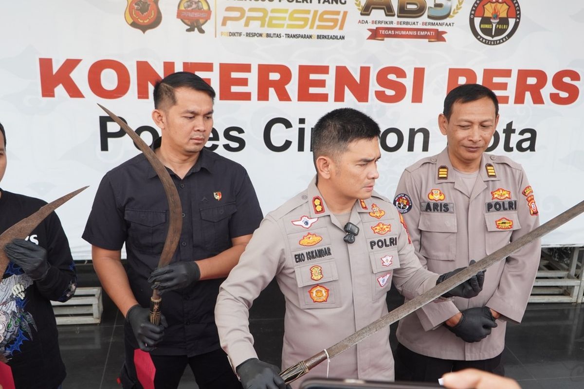 Kapolres Cirebon Kota AKBP Eko Iskandar dan tim Reskrim polres Cirebon kota menunjukan barang bukti senjata tajam yang diduga digunakan pelaku saat menyerang korban pada Rabu (21/5/2025) dini hari kemarin.