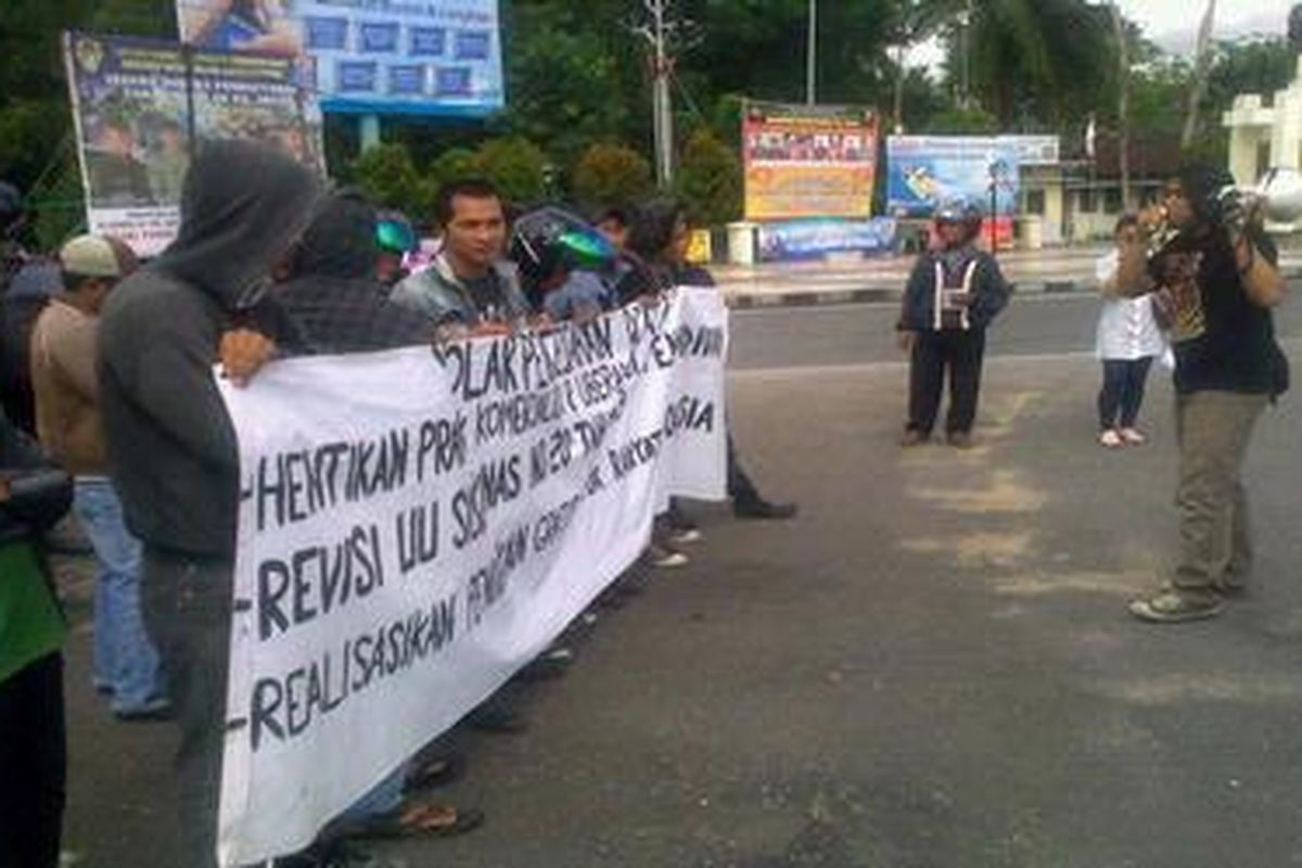 Aliansi Mahasiawa Kalimantan Barat (AMKB)) berunjuk rasa menolak pengesahaan Rancangan Undang-Undang mengenai Pendidikan Tinggi.