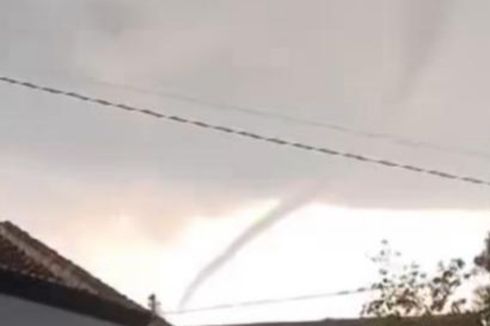 Viral, Video Pusaran Angin Puting Beliung Terjang Rumah Warga Madiun