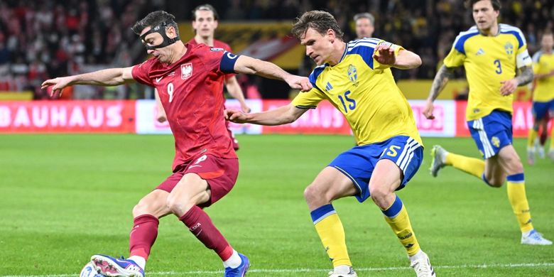 Robert Lewandowski dibayangi Carl Starfelt dalam pertandingan sepak bola playoff Piala Dunia 2026 zona Eropa antara Swedia vs Polandia di Solna, Swedia, pada 31 Maret 2026. (Foto oleh Jonathan Nackstrand / AFP)