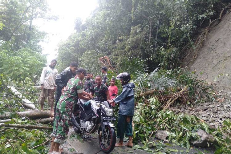 Longsor dan pohon tumbang menutup ruas jalan utama yang menghubungkan Kecamatan Leihitu dan Salahutu, Maluku Tengah, Sabtu (9/7/2022)