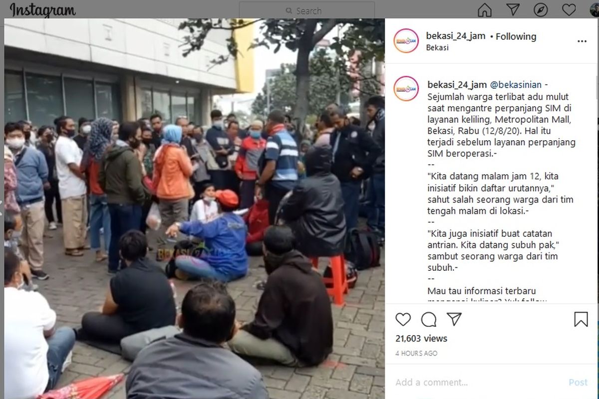 Sejumlah warga terlibat cekcok saat mengantre perpanjang SIM di layanan keliling, Metropolitan Mall, Bekasi, Rabu (12/8/20). Hal itu terjadi sebelum layanan perpanjang SIM beroperasi.