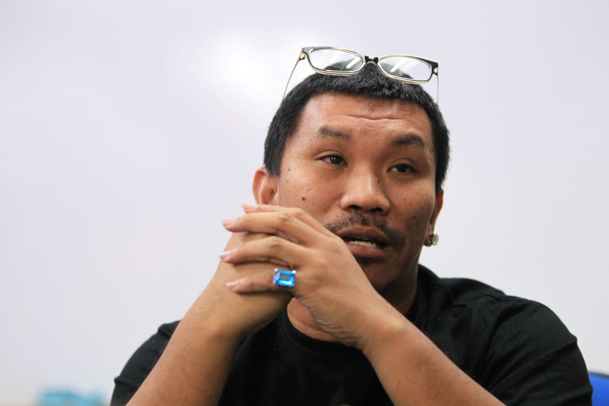 Pemain film Comic 8: Casino Kings, Mongol Stres saat mengunjungi kantor redaksi Kompas.com, Jakarta, Senin (22/6/2015). Film komedi yang diperankan artis stand up comedy atau comic tersebut akan tayang di bioskop mulai 15 Juli 2015 mendatang. KOMPAS IMAGES / KRISTIANTO PURNOMO