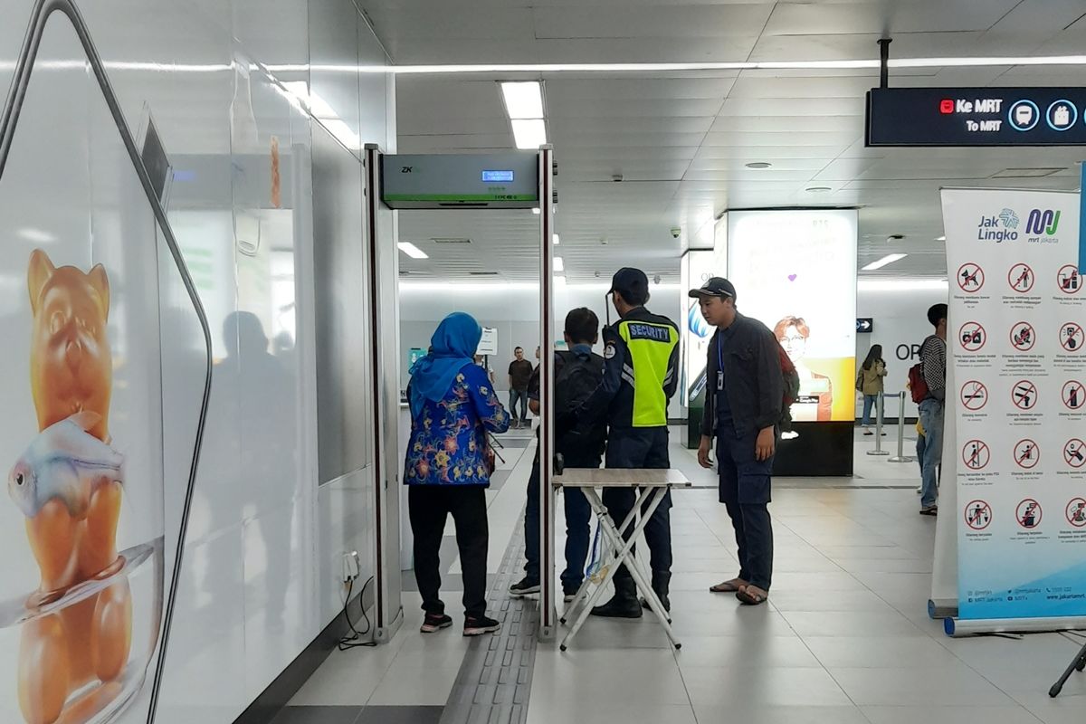 Pemeriksaan di pintu detektor sebelum memasuki Stasiun MRT Bundaran HI, Jakarta Pusat, Jumat (15/11/2019).