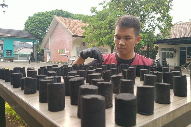 Salah satu bentuk kreatifitas yang dibuat oleh DAD?COBEAN adalah briket ampas kopi. 