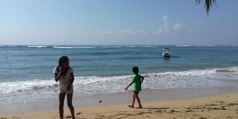 Canda ria anak-anak bermain di Pantai Sanur, Bali.