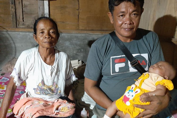 Nurul Mukminin seorang sopir angkot di Semarang yang membawa bayinya bekerja.