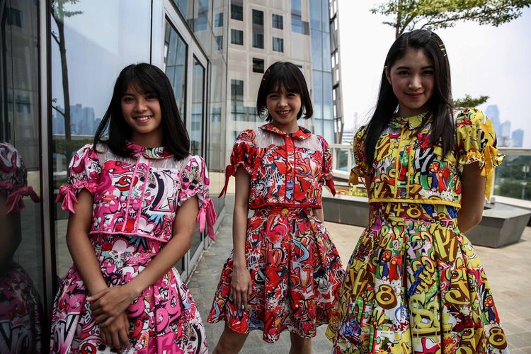 Tiga member JKT48, Shani, Melati, dan Feni (dari kiri ke kanan), berpose ketika berkunjung ke kantor Redaksi Kompas.com di Menara Kompas, Jakarta Pusat, Kamis (18/4/2019).