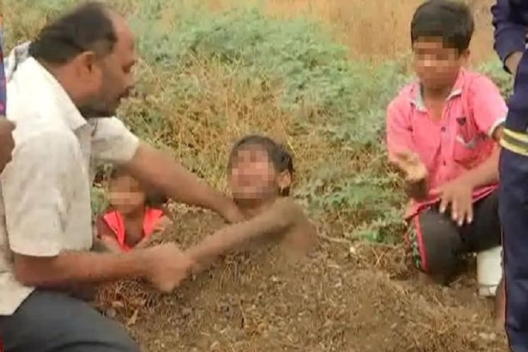 Potongan gambar video yang beredar di India memperlihatkan orangtua memegang tangan anak yang diklaim menyandang disabilitas ketika mereka dikubur hiduo-hidup dalam ritual penyembuhan saat gerhana matahari cincin berlangsung.