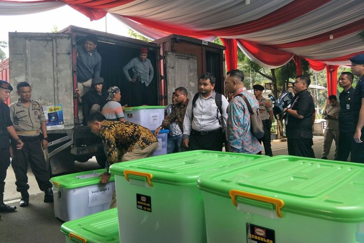 Truk berisi alat bukti yang diajukan tim hukum Prabowo-Sandiaga dalam sengketa pilpres 2019 di Gedung MK, Senin (17/6/2019). 