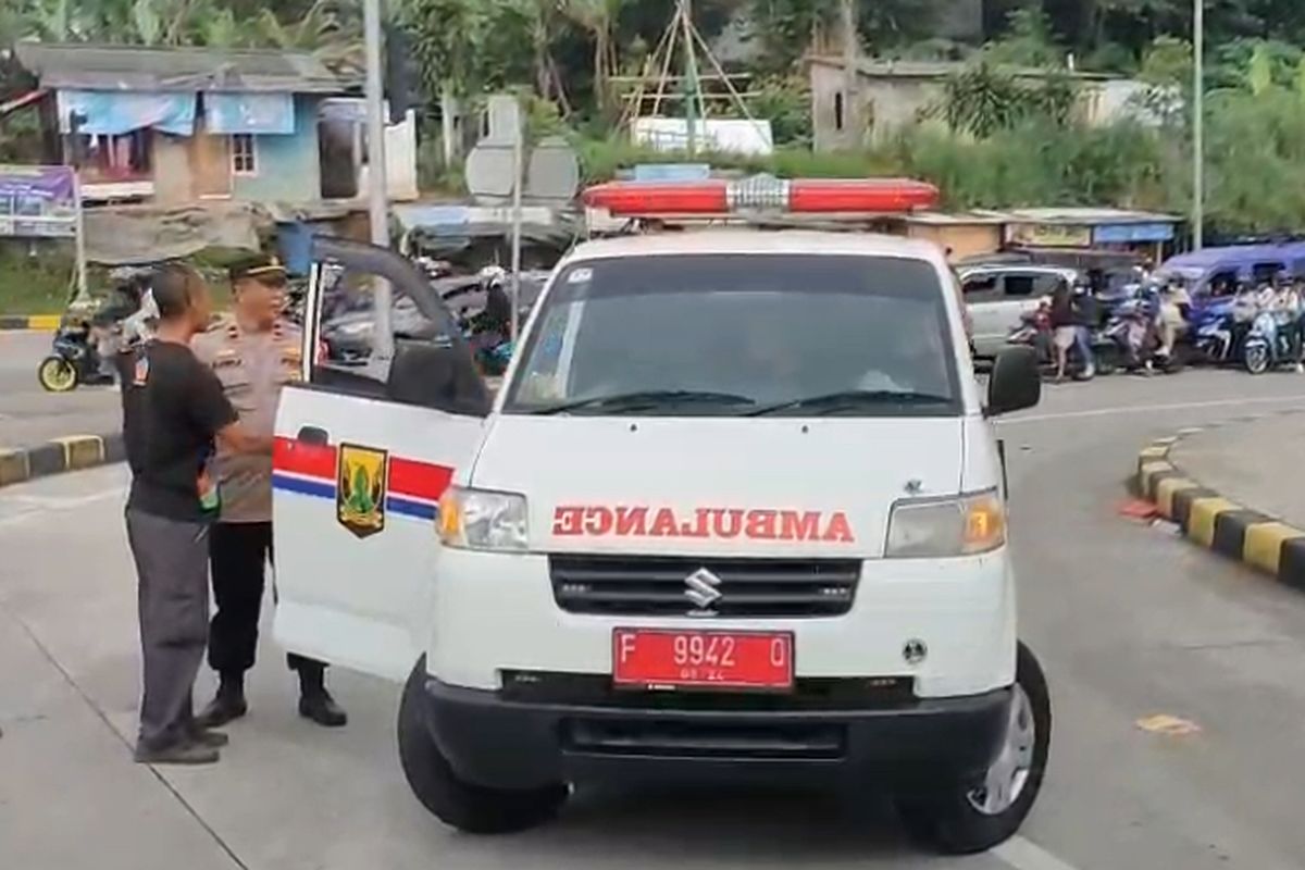 Ambulans milik Desa Kompa, Kecamatan Parungkuda, Kabupaten Sukabumi, diminta putar balik karena membawa rombongan yang diduga akan pergi liburan. Selasa (1/4/2025).
