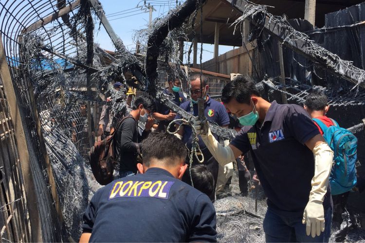 Jajaran Polres Metro Tangerang bersama tim DVI Polri melakukan olah TKP di pabrik mercon yang terbakar di Kosambi, Kabupaten Tangerang, Senin (30/10/2017). Dari proses olah TKP tersebut, ditemukan benda diduga tulang belulang manusia. 