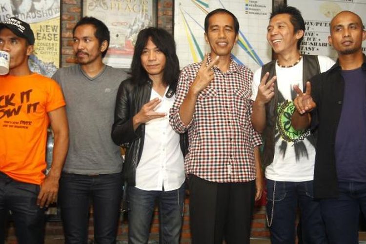 Para personel Slank, yaitu Kaka (kiri), Ridho Hafiedz (kedua dari kiri), Abdee Negara (ketiga dari kiri), Bimbim (kedua dari kanan), dan Ivanka (kanan), berpose bersama bakal calon presiden Joko Widodo atau Jokowi di markas Slank, Gang Potlot III, Kalibata, Jakarta Selatan, Selasa (27/5/2014).  Dalam pertemuan itu Slank memberi usulan nama-nama yang layak duduk dalam pemerintahan jika Jokowi terpilih menjadi presiden.