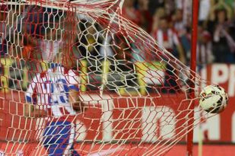 Bek Atletico Madrid, Joao Miranda, merayakan gol yang dicetaknya ke gawang Celta Vigo dalam laga Primera Division di Vicente Calderon, Sabtu (20/9/2014).