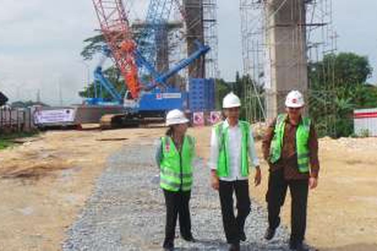 Presiden Joko Widodo, Menteri BUMN Rini Soemarno dan Gubernur DKI Jakarta Basuki Tjahaja Purnama meninjau proyek LRT di kilometer 13 Tol Jagorawi,  Cibubur,  Jakarta Timur, Jumat (30/9/2016)