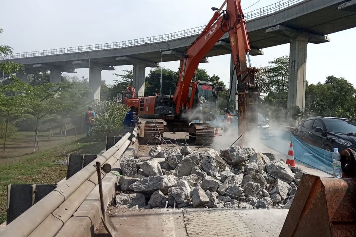 Pekerjaan perkerasan jalan di Tol Jagorawi.