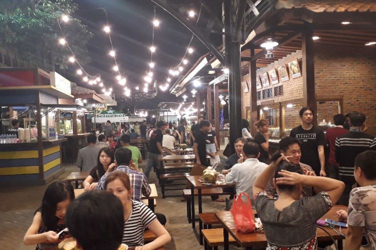 Suasana area kuliner Food Street di Pulau D Reklamasi atau kawasan Pantai Maju, Rabu (23/1/2019).